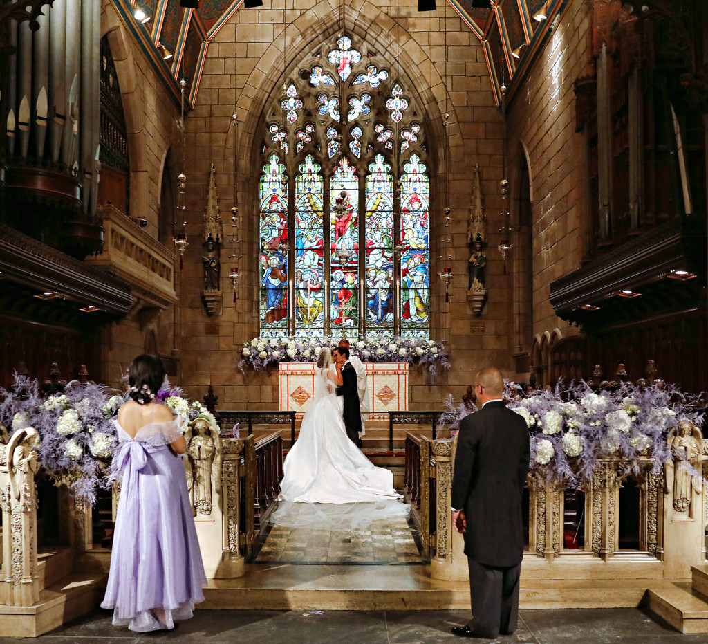 Церемония в церкви. Венчание в Италии в католической церкви. Католическая свадьба. Свадьба в католической церкви. Свадьба в Англии Церковь.